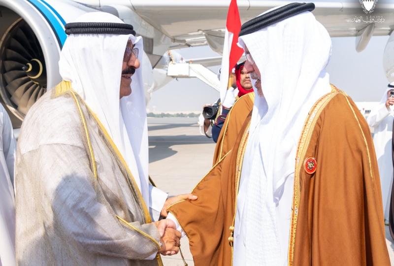 Kuwaiti Amir received by HRH Prince Salman upon arrival in Bahrain to participate in 46th GCC Summit